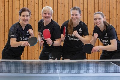 Oberliga, wir kommen: Freiberger Tischtennis-Damen schaffen den Sprung in Liga vier - Geschafft: Simone Röstel, Sandra Stenzel, Paula Uhlig und Alexandra Uhlig (v. l.) freuen sich über den Aufstieg in die Oberliga Mitte.