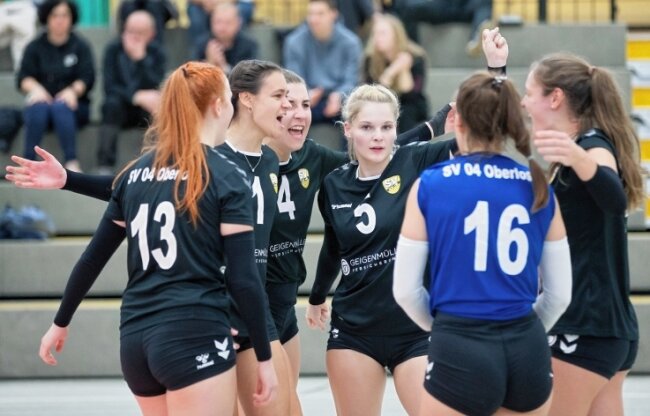 Oberlosa belohnt sich für Steigerung - Die Volleyballerinnen des SV 04 Oberlosa waren beim Heimspiel am Samstag in der Plauener Helbig-Halle "on fire". Gegen die Volley Juniors Thüringen feierten sie einen 3:1-Erfolg.