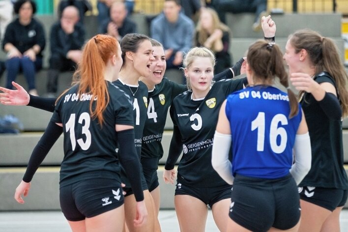 Oberlosa belohnt sich für Steigerung - Die Volleyballerinnen des SV 04 Oberlosa waren beim Heimspiel am Samstag in der Plauener Helbig-Halle "on fire". Gegen die Volley Juniors Thüringen feierten sie einen 3:1-Erfolg.