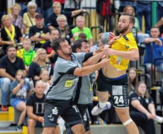 Oberlosa bietet Spektakel - Franz Schauer (rechts am Ball) bleibt mit dem SV 04 Oberlosa in der Handball-Oberliga auf Kurs. Der Heimsieg gegen den USV Halle war für die Schwarz-Gelben der dritte Sieg im dritten Saisonspiel.