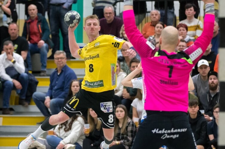 Oberlosa in Hamburg gefordert - Linus Roth in Aktion. Mit dem 26:24-Erfolg gegen den ATSV Habenhausen am 9. April erhielten sich die Schwarz-Gelben ihre Chance auf den Klassenerhalt in der 3. Handball-Liga. Am Samstag wollen die Oberlosaer in Hamburg nachlegen.