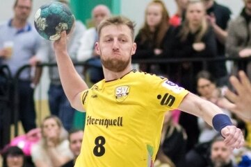 Oberlosa nimmt Hannover auseinander - Linus Roth in Aktion. Er steuerte drei Treffer zum klaren Erfolg der Oberlosaer Handballer bei.