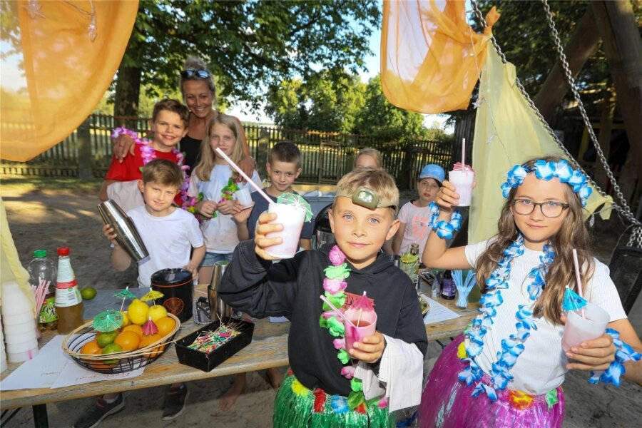Oberlosaer Ferienkinder schlagen Zelte im Hortgarten auf - Die Bar organsierten die Kinder bei ihrem Ferienfestival selbst. Sie zauberten leckere Mixgetränke.