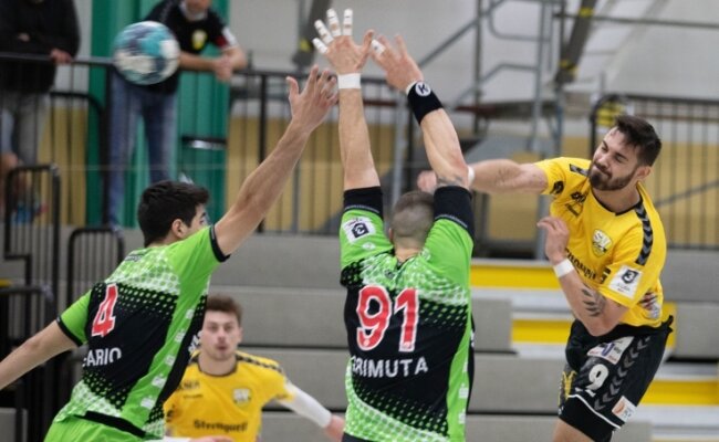 Oberlosaer Handballer kämpfen bis zum Umfallen - Augen zu und durch: Der Oberlosaer Jan Skalda (rechts) zieht den Ball am Block der Hildesheimer vorbei. 