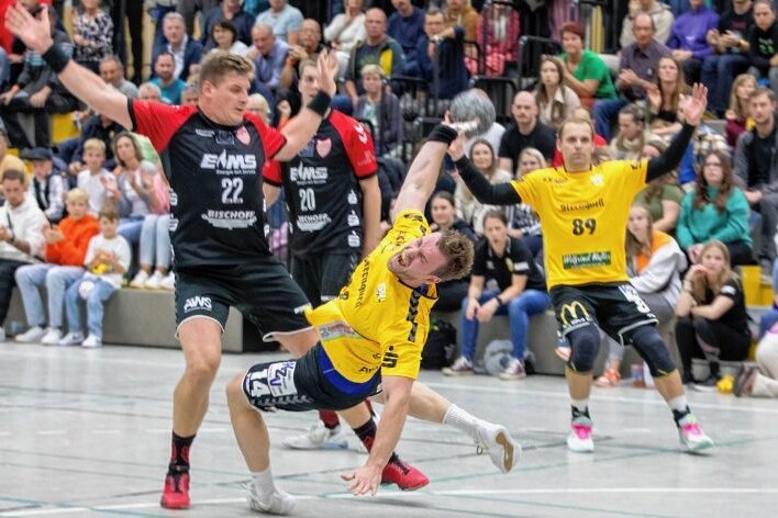 Oberlosaer wollen auf Erfolgskurs bleiben - Forian Pfeiffer (am Ball) und der SV 04 Oberlosa wollen die Erfolgsserie in der Handball-Oberliga natürlich gerne fortsetzen. Am Samstagabend sind die Schwarz-Gelben bei der SG Pirna/Heidenau gefordert.