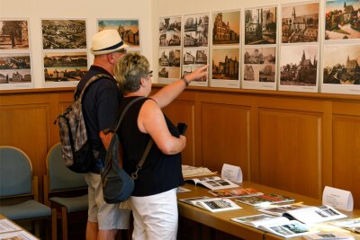 Oberlungwitz: Ausstellungen könnten in die Verlängerung gehen - Die historischen Ansichtskarten fanden  in der Ausstellung im Rathaus viel Interesse.