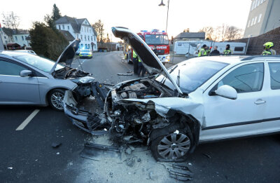 Oberlungwitz: Drei Schwerverletzte nach Verkehrsunfall - 