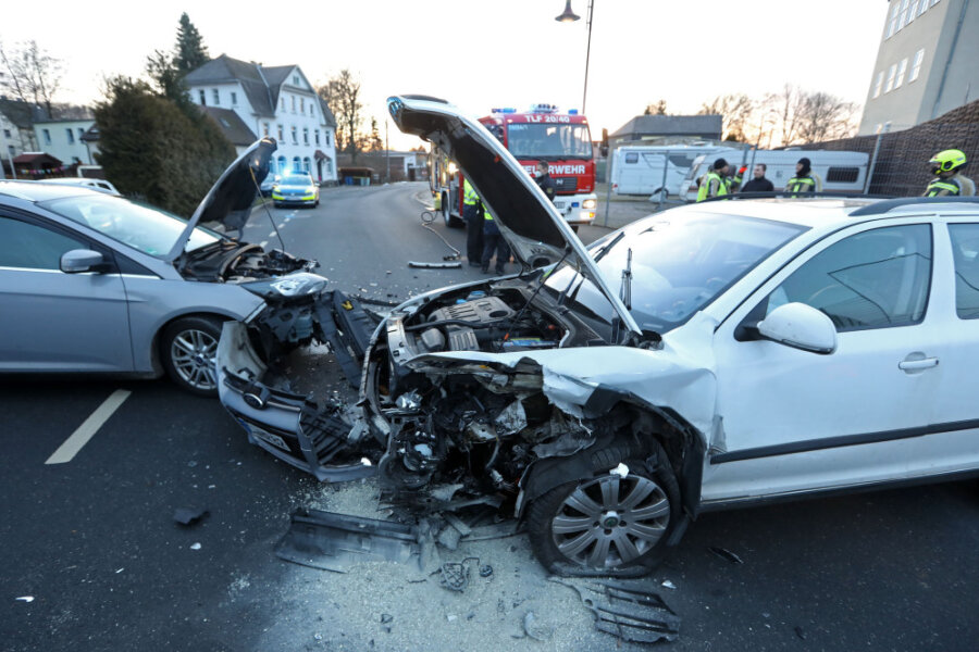 Oberlungwitz: Drei Schwerverletzte nach Verkehrsunfall