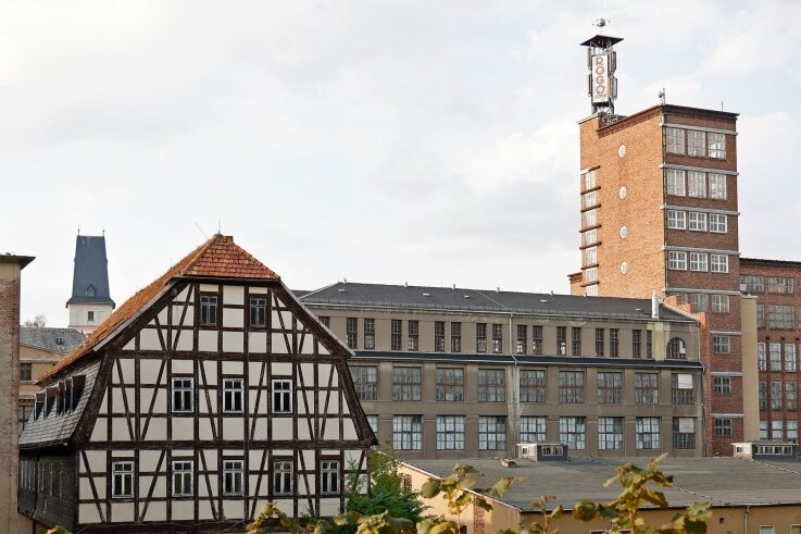 Das Uhlig-Haus (vorn) und der Rogo-Turm sind für die Oberlungwitzer Geschichte von Bedeutung und werden im Jubiläumsjahr 2023 eine wichtige Rolle spielen. 