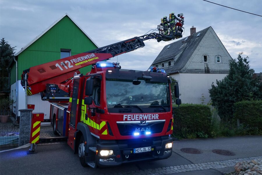 Oberlungwitz: Feuerwehr löscht Brand im Dach eines Mehrfamilienhauses - Ein Brand im Dachgeschoss eines Hauses an der Hofer Straße in Oberlungwitz konnte schnell gelöscht werden.