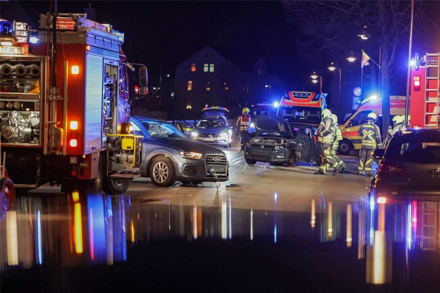 Oberlungwitz: Frontalzusammenstoß auf B 173 endete für zwei Autofahrer im Krankenhaus - Die Bundesstraße 173 in Oberlungwitz musste nach einem Frontalzusammenstoß zweier Fahrzeuge voll gesperrt werden.