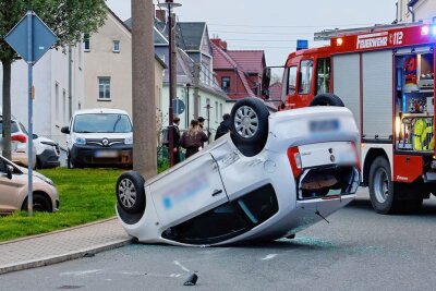 Oberlungwitz: Kleinwagen wird gerammt und überschlägt sich - Fahrerin (63) schwer verletzt - Nach dem Unfall landete der Kleinwagen auf dem Dach. 