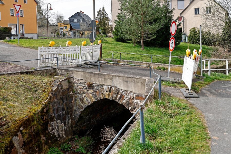 Oberlungwitz leistet sich zwei teure Brückenreparaturen - Die seit 2018 gesperrte Brücke am Uferweg wird demnächst saniert.