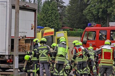 Oberlungwitz: Lkw-Fahrer in Laderaum eingeschlossen - Feuerwehrleute konnten den eingeschlossenen Lkw-Fahrer befreien. 
