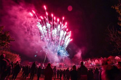 Oberlungwitz: Mega-Feuerwerk zum Abschluss des Lungscher Lichter- und Laternenfestes - Mit einem Abschlussfeuerwerk sind die Jubiläumsfeierlichkeiten in Oberlungwitz zu Ende gegangen.