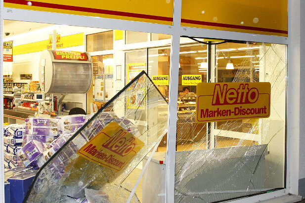 Eine 54-Jährige ist am Dienstagabend mit einem Opel in das Schaufenster eines Supermarkt in Oberlungwitz gefahren. 