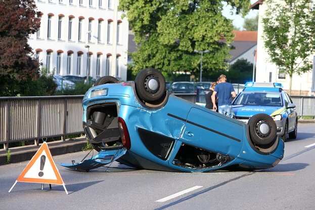 Oberlungwitz: Opel überschlägt sich - 