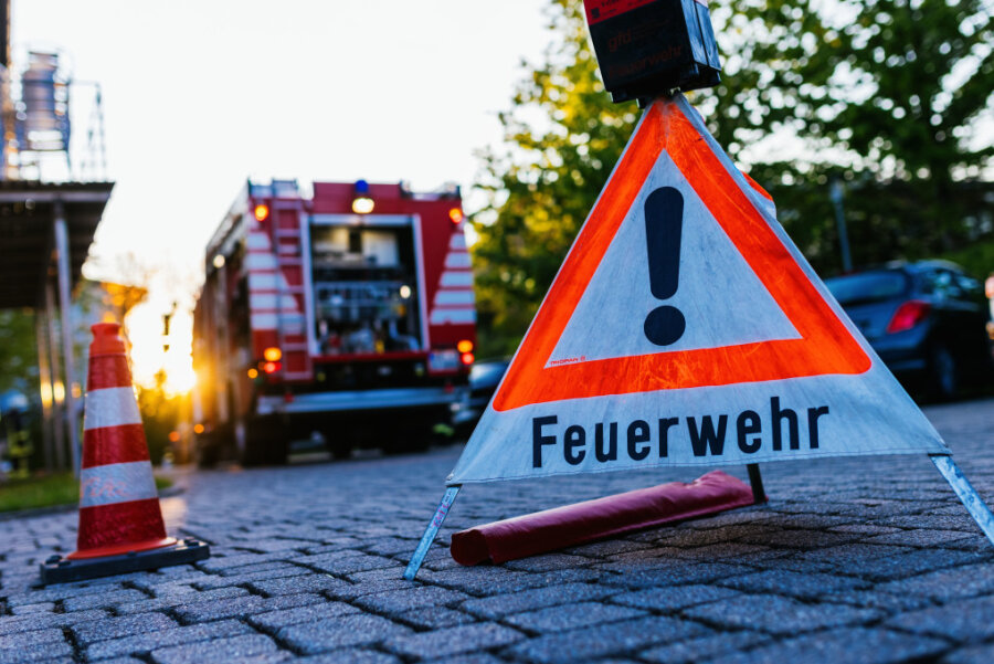 Oberlungwitz: Rauchender Kamin führt zu Feuerwehreinsatz - 