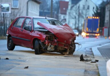 Oberlungwitz: Renault prallt auf Laster - 