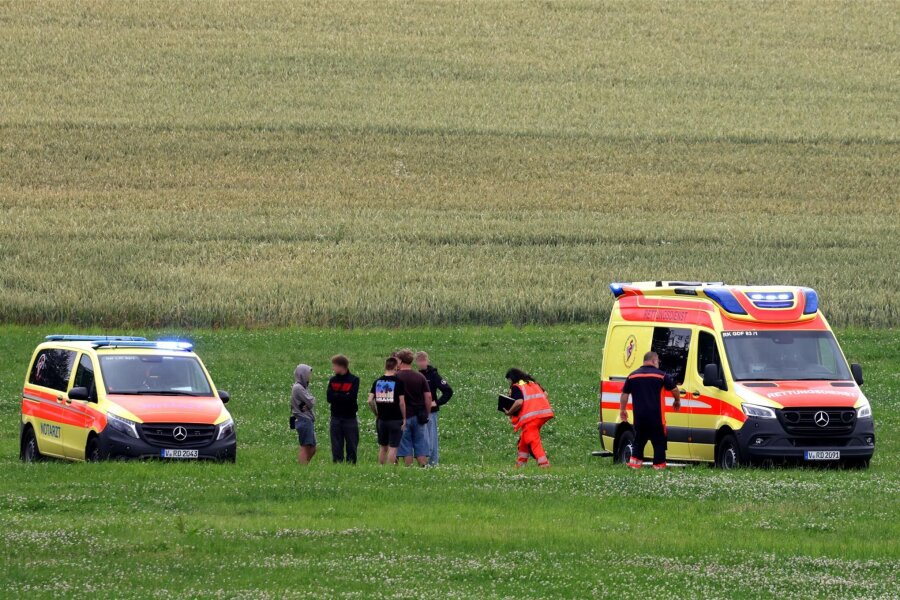 Oberlungwitz: Was machen Polizei und Notarzt auf einem Feld? - Weil sich ein junger Mopedfahrer auf einem Feld verletzt hatte, waren Notarzt und Polizei im Einsatz.