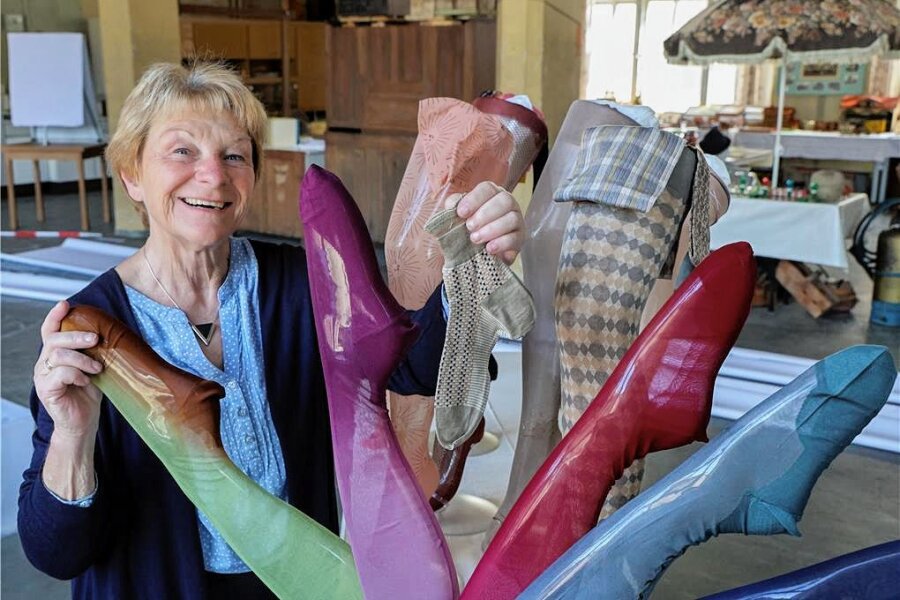 Oberlungwitz: Wo die Einzelsocke mehr zählt als das Sockenpaar - Monika Lischka ehrenamtliche Mitarbeiterin im vom Textil- und Rennsportmuseum beim Aufbau der Ausstellung. 