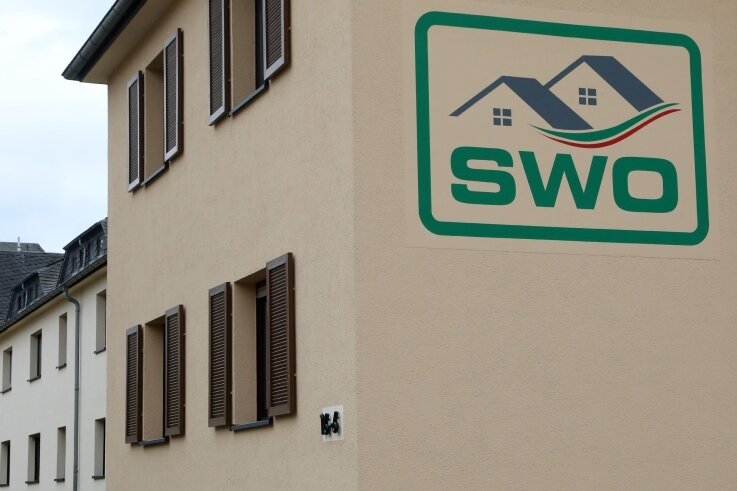 Oberlungwitzer Stadtwerke ziehen positive Jahresbilanz - Das Stadtwerke-Logo an einem renovierten Haus in der Abteisiedlung in Oberlungwitz. Die Vermietung von Wohnungen in Mehrfamilienhäusern und Plattenbauten sind nur ein Teil des Leistungsspektrum. 