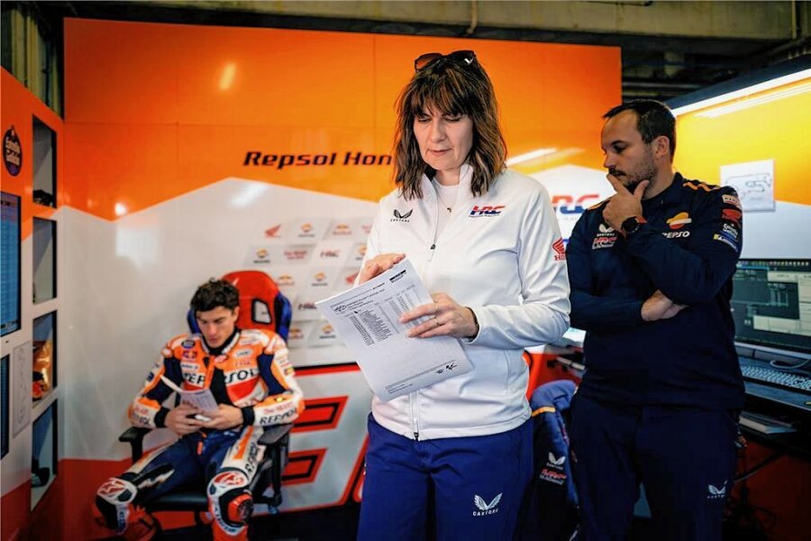 Oberlungwitzerin mischt in der Motorrad-WM mit - Judith Pieper-Köhler hochkonzentriert bei Testfahrten des HRC Honda Teams mit dem achtfachen Weltmeister Marc Marquez. 