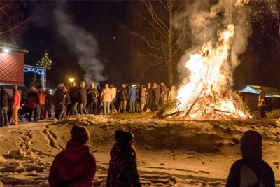 Oberneuschönberger laden zum Feuerzauber in gemütlicher Runde - In entsprechendem Abstand sorgt das Höhenfeuer bei den Besuchern für wohlige Wärme.