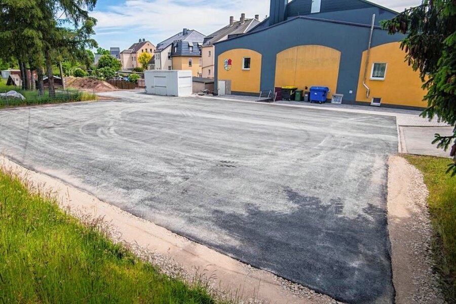 Oberoelsnitzer Heimatverein verbessert Parksituation für Mitglieder und Gäste - Am Vereinshaus "Zum Anker" in Neuoelsnitz wurde ein neuer Parkplatz gebaut. Am Freitag wird er eingeweiht. 