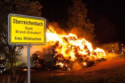 Oberreichenbach: Brand von Stroh- und Heuballen - 