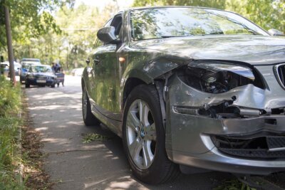 Oberschöna: Audi und BMW stoßen zusammen - 