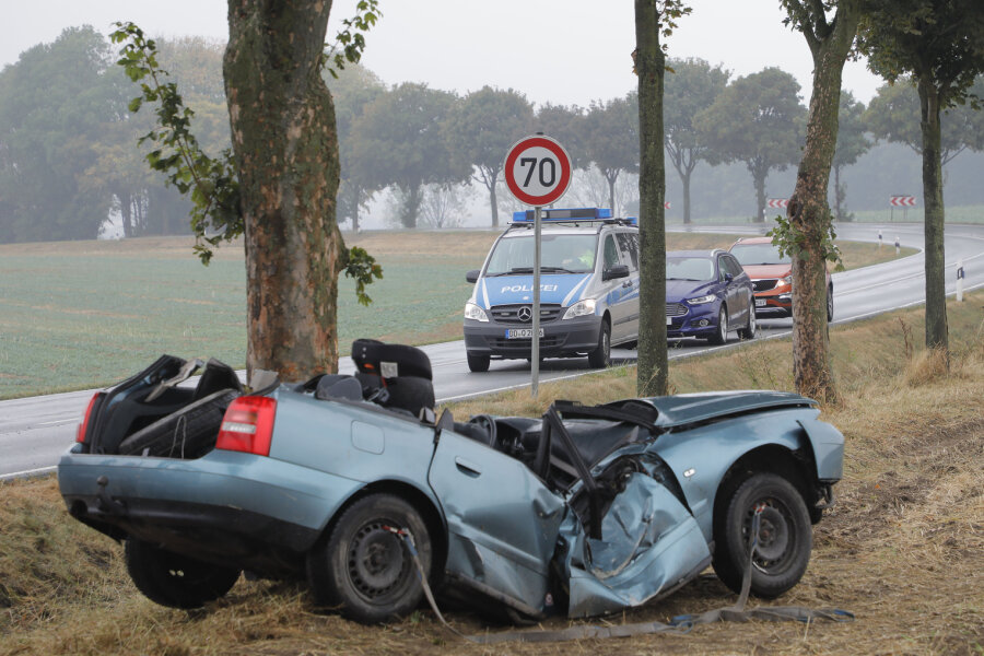 Oberschöna: Audifahrerin kommt bei Unfall ums Leben - Kind schwer verletzt - 