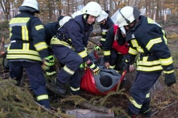 Oberschöna: Feuerwehren rücken aus zu Großübung - Bei der Großübung am Freitag musste auch ein "verletzter Waldarbeiter" geborgen werden. 