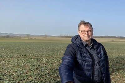 Oberschöna will Ackerflächen kaufen - Oberschönas Bürgermeister Rico Gerhardt auf dem Feld, das für Sonnenstromanlagen reserviert werden soll.