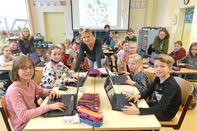 Klassenlehrerin Susan Vergöhl setzt die Laptops und die interaktive Tafel in der Klasse 4a der Grundschule Oberschöna auch im Deutschunterricht ein. Hier wird gerade ein Steckbrief erarbeitet. An der Grundschule lernen momentan 141 Schüler in 8 Klassen. 