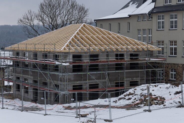Oberschulanbau in Jöhstadt kann weitergehen - Als die Dachkonstruktion auf dem Anbau war, zog noch einmal der Winter ein. Sobald wie möglich sollen die Arbeiten weitergehen. 