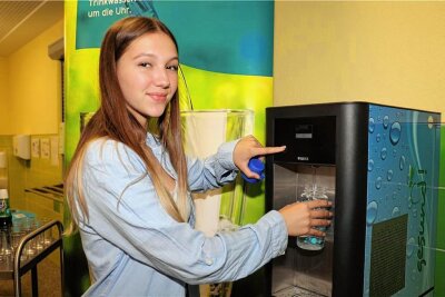 Oberschule Beierfeld erhält Wasserspender - Mia Mages gehörte zu den ersten in der Oberschule Beierfeld, die sich frisches Wasser holten.
