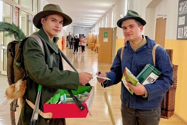 Oberschule im Zeichen der Bürstenregion - Aaron Ullmann (l.) als Karl Stülpner und Lukas Preiß als Bürschtenmoa waren beim Tag der offenen Türmit dabei, beide sind Schüler der10. Klasse. 