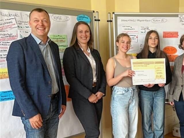 Oberschule Lichtenau ist auf der Suche nach einem Jugenclub - Norma-Chef Matthias Lehmann (rechts) hat eine Spende in Höhe von 3500 Euro an die Oberschule Lichtenau übergeben.