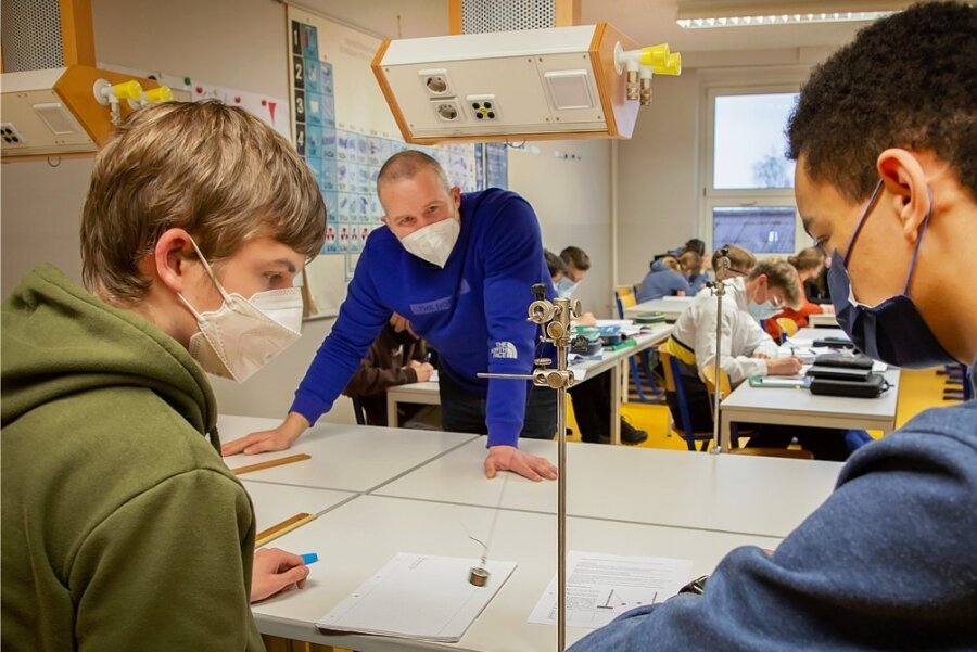 Wie lange schwingt das Fadenpendel? Zehntklässler des DPFA-Regenbogen-Gymnasiums in Augustusburg im Physikunterricht. Die Schule setzt auf anwendungsorientiertes Lernen und Projekttage mit fächerverbindendem Unterricht. Für das neue Schuljahr sind schon 40 Anmeldungen da. 