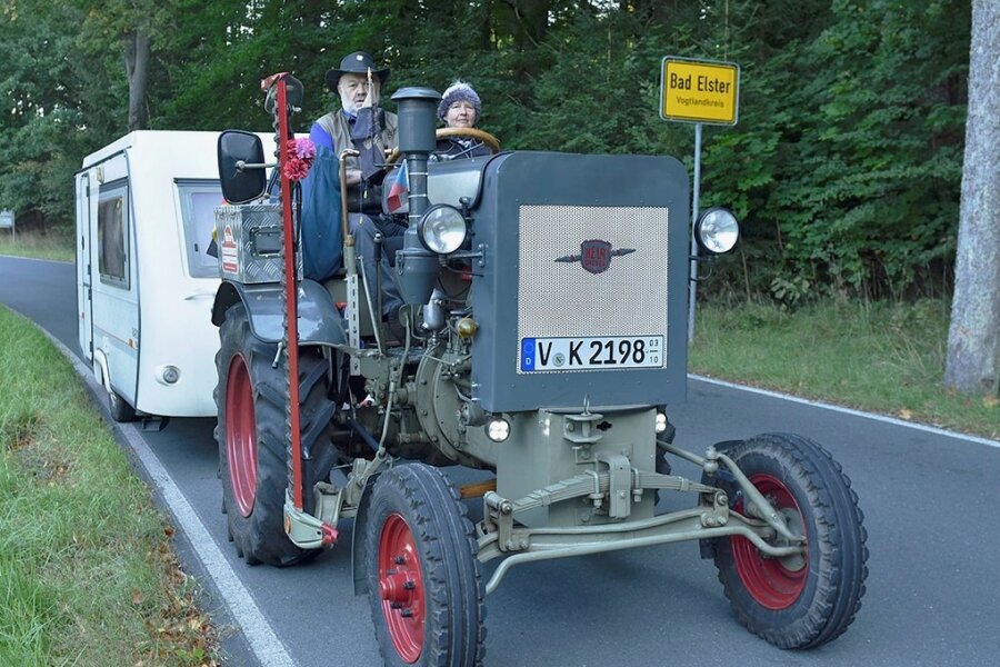 Klaus Krause aus Bad Elster und seine Lebensgefährtin Helga Ketzel fahren mit einem Herrmann Lanz Aulendorf Baujahr 1944 plus Wohnwagen zur Traktor-Weltmeisterschaft am Großglockner.