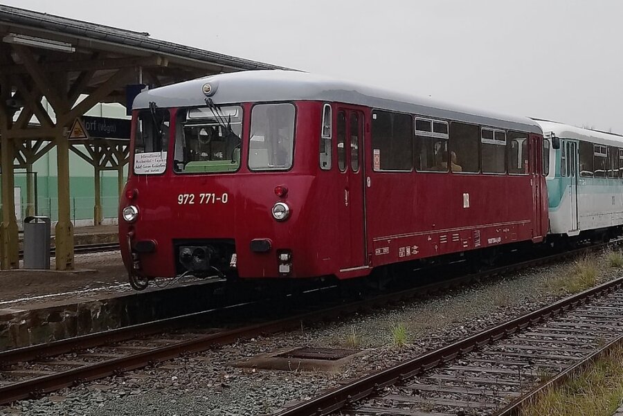 Obervogtländische Eisenbahn: Die Nostalgie verbindet über Grenzen - Der abfahrbereite Musikwinkel-Express am Bahnhof in Adorf.