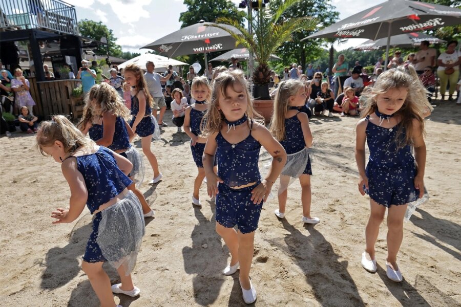 Oberwald in Kinderhand: Fröhliche Sause in der Regenpause - Tanzeinlage an der Beach-Bar.