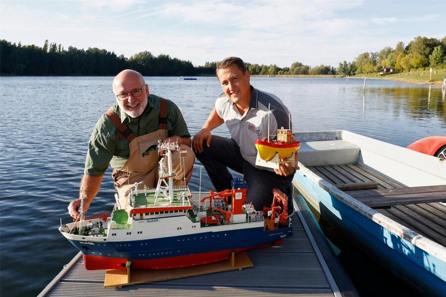 Oberwald: Wie eng wirds am Samstag auf dem Stausee? - Bernd Lindner (li.) und René Fritzsche vom Modellbauclub Oberlungwitz bereiten das Modellboottreffen vor.