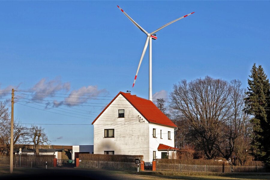 Oberwiera: Ein Dorf wehrt sich gegen den Lärm von Sachsens größtem Windrad - Die Entfernung zwischen Windrad und Wohnbebauung beträgt 730 Meter.