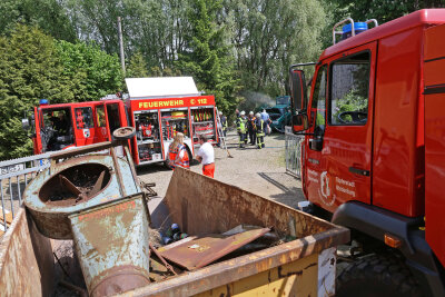 Oberwiera: Pkw in Brand geraten - Am Montagnachmittag haben ein Fahrzeug und eine angrenzende Hecke im Kirchsteig in Oberwiera gebrannt.