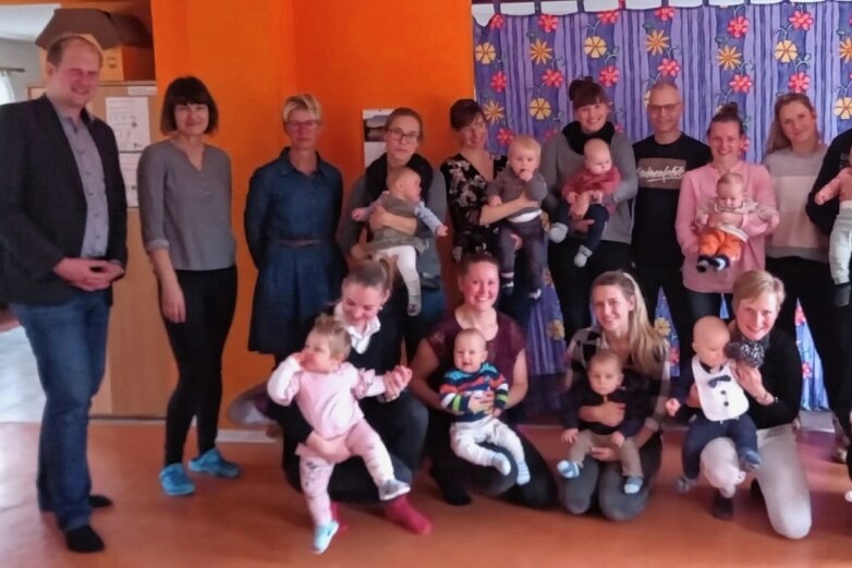 Oberwiesenthal begrüßt seine Jüngsten -  Im Familienzentrum wurden im Beisein von Bürgermeister Jens Benedict (Foto, links) diejenigen jungen Oberwiesenthalerinnen und Oberwiesenthaler empfangen, die von Oktober vorigen Jahres bis Oktober 2022 geboren worden sind.