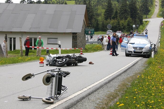 Der Motorradfahrer hatte aus ungeklärten Gründen Vollgas gegeben und war auf dem Hinterrad in die Gruppe gefahren.