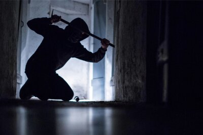 Oberwiesenthal: Einbrecher bei der Tat überrascht - Der dunkel gekleidete Unbekannte hat sich offenbar über eine Kellertür Zutritt in das Haus verschafft.
