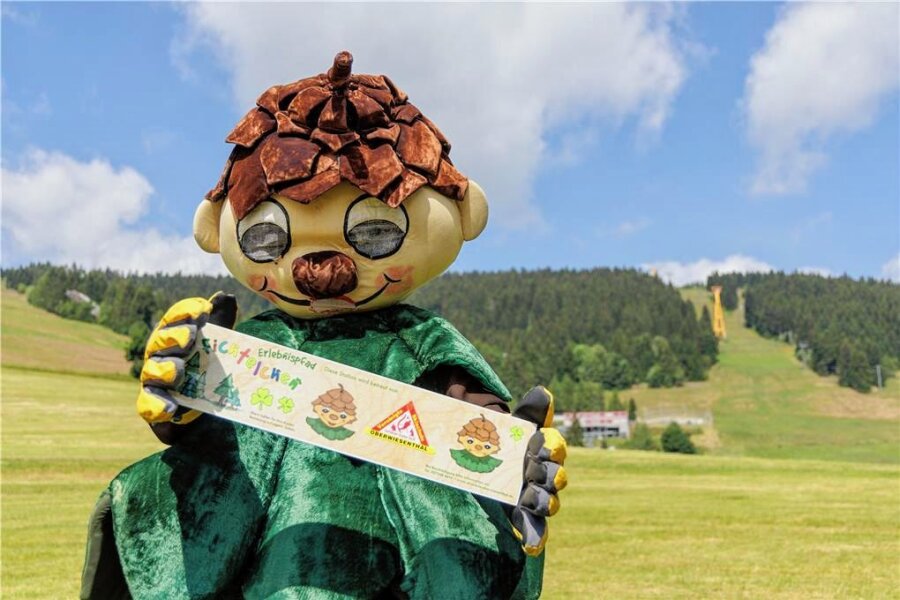 Oberwiesenthal erhält Millionenzuschuss - Auch das Oberwiesenthaler Maskottchen Fichtelchen aus der Vereinigten Skischule freut sich, dass der familienfreundliche Erlebniswanderweg „Fichtelchenpfad“ erneuert und ausgebaut wird.